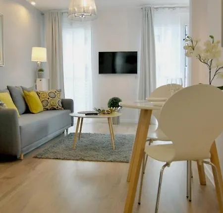 Two Towers Old Town Apartments-city Center-by The River-observation Terrance On The Roof-free Parking Διαμέρισμα *