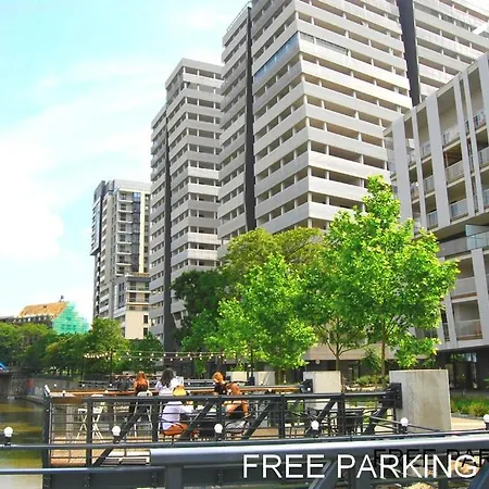 Two Towers Riverside: Old Town Rooftop Retreat Apartment